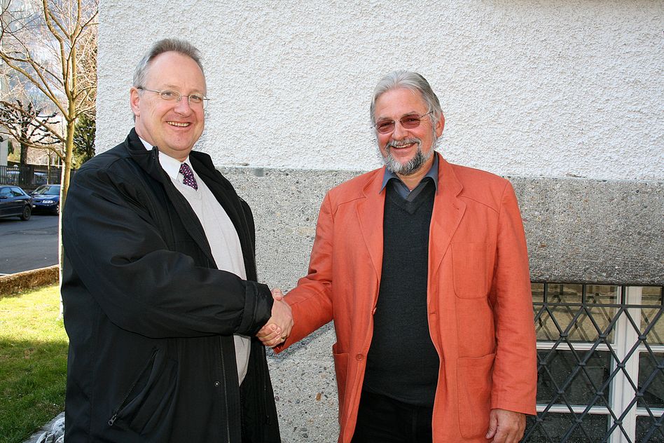Präsident Ulrich Knoepfel (links) gratuliert Willi Hunziker zur Wahl in den Vorstand. (Bild Madeleine Kuhn-Baer)