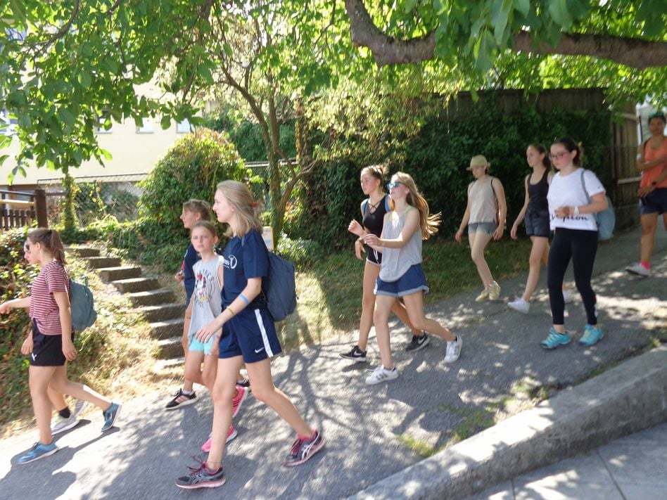 Die Mädchen treffen nach der Wanderung in der Badi Mühlehorn ein. (Bilder: a.lombardi)