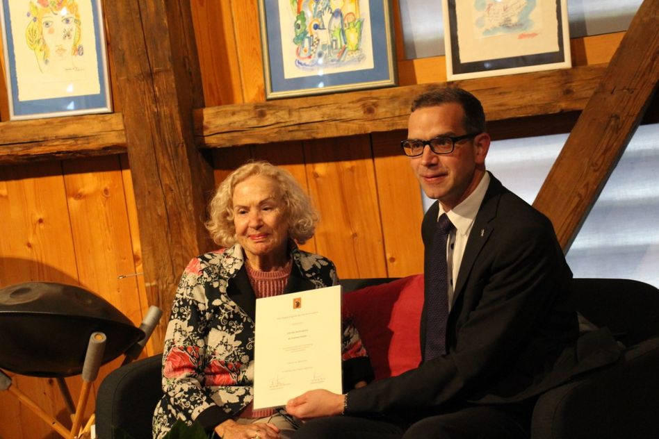 Eveline Hasler erhält aus den Händen von Regierungsrat Dr. Markus Heer die Urkunde (Bilder: p.meier)