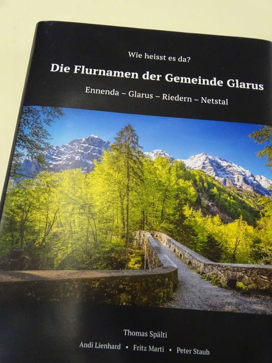 Das Titelbild des Buches &quot;Die Flurnamen der Gemeinde Glarus&quot;