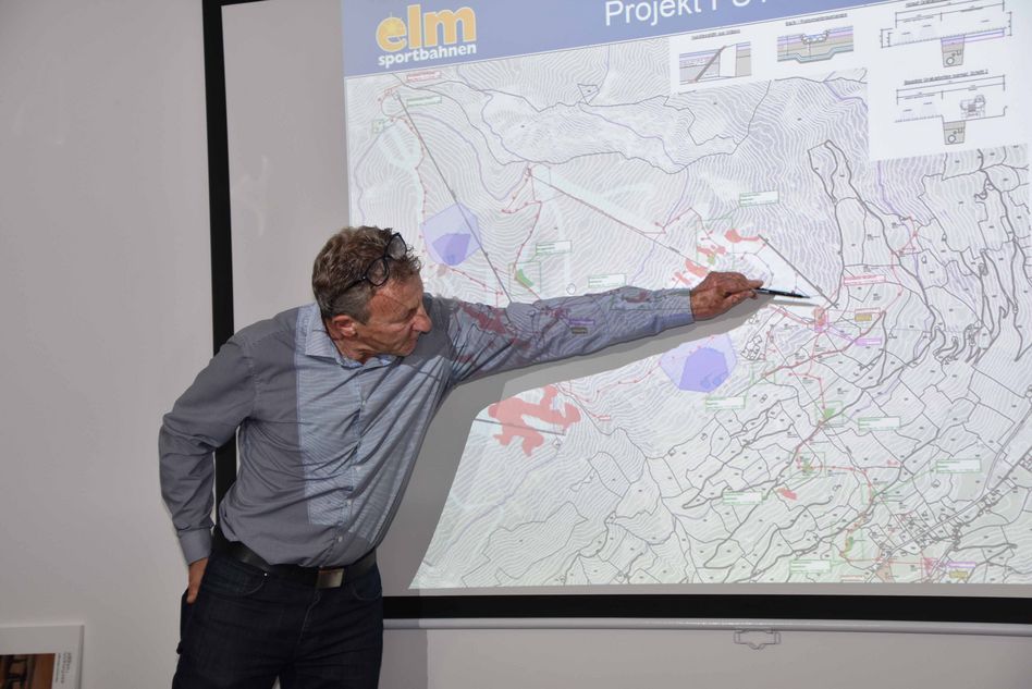 Bruno Landolt, Direktor der Sportbahnen Elm zeigt auf ein wichtiges Detail im neuen und überarbeiteten Plan