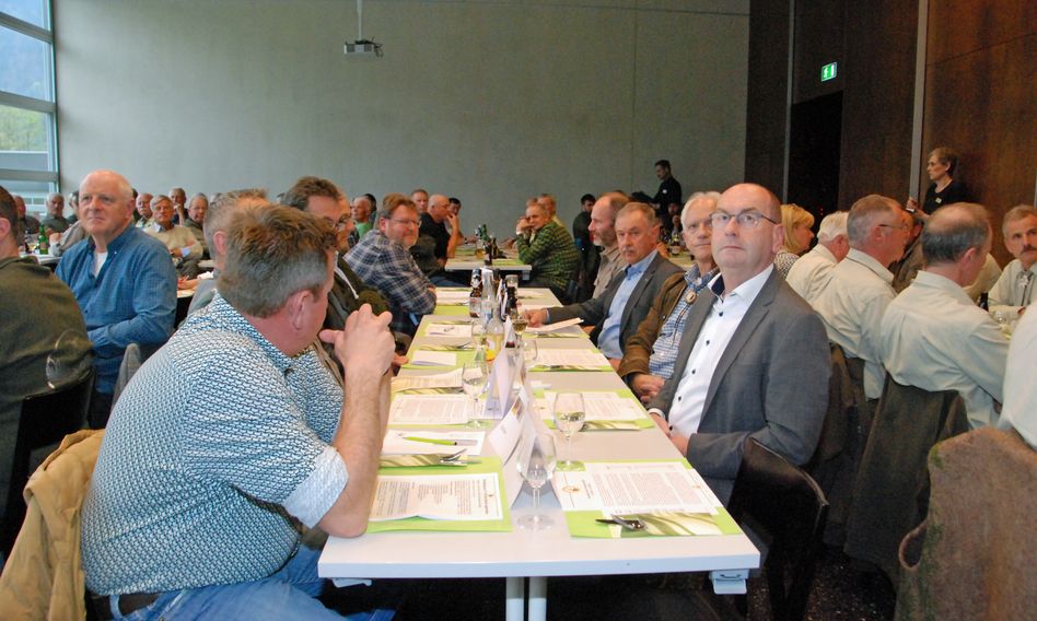 Blick auf den Tisch der Ehrengäste mit Landesstatthaler Regierungsrat Kaspar Becker (ganz rechts im Bild)