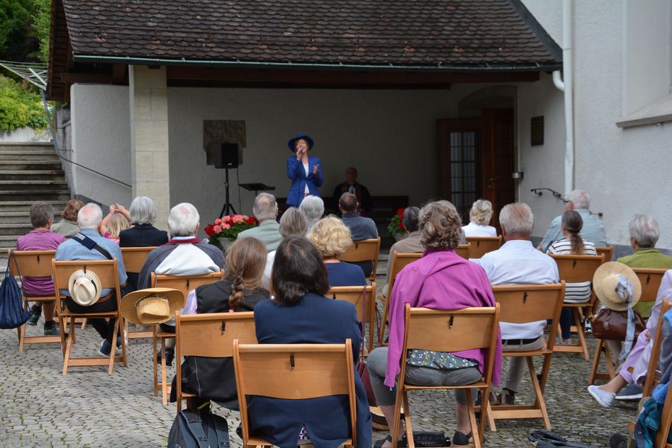 musikalischer Auftakt zur Sommerkirche mit Annick Langlotz alias Lanik (Bilder lanik: hj. gredig