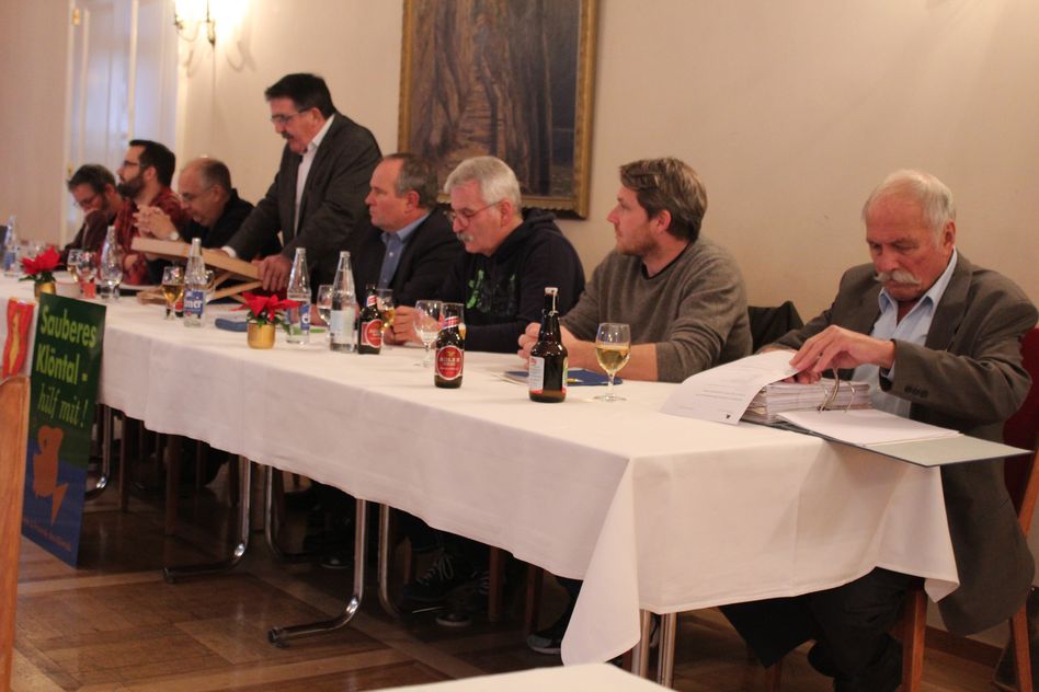 Der Vorstandstisch mit dem noch amtierenden Präsidenten Kurt Eggli