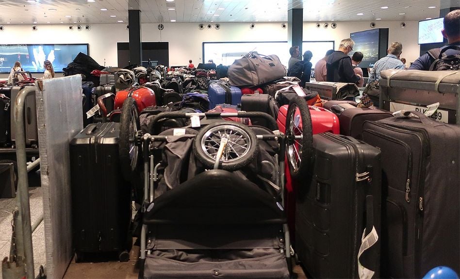 Bisher noch nie gesehen: Beim Gepäckband am Flughafen Kloten stehen Wagen vollbepackt mit Koffern. (Bild: mb)
