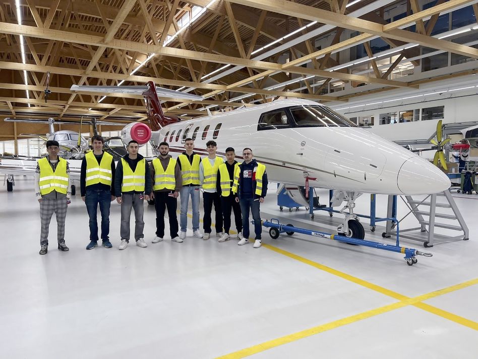 Die Lernenden der Schätti AG Metallwarenfabrik bei der Besichtigung der Pilatus Flugzeugwerke. (Bild: zvg)