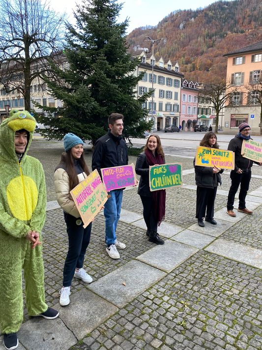 Neben den Jungen Grünen Glarus nahmen auch der Chlüntelfrosch und andere Unterstützer*innen an der Aktion teil.