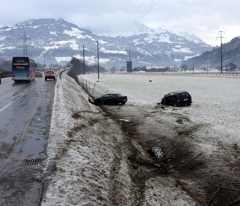 Unfall auf der Autobahn A3: zwei Pesonenwagen in Kollision vewrwickelt (Bild: zvg.)