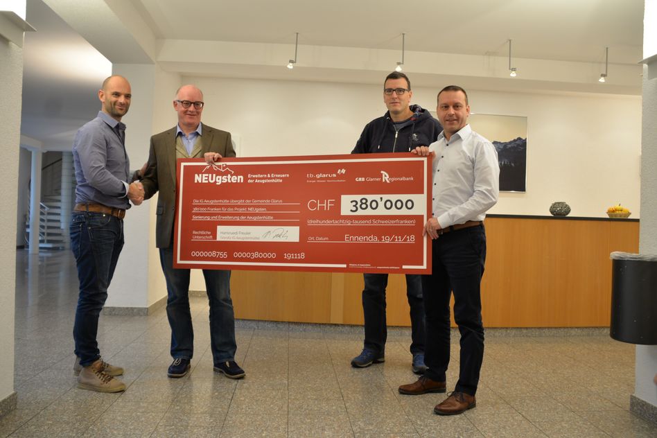Die Vertreter der IG Aeugstenhütte übergeben Gemeinderat Schneider symbolisch einen Check über 380.000 Franken für den Umbau der Aeugstenhütte (Bilder: e.huber)