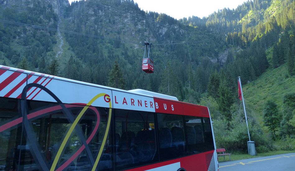 Kies: Im Sommerhalbjahr werden die Luftseilbahnen 8xtäglich aus Schwanden mit dem Bus erschlossen