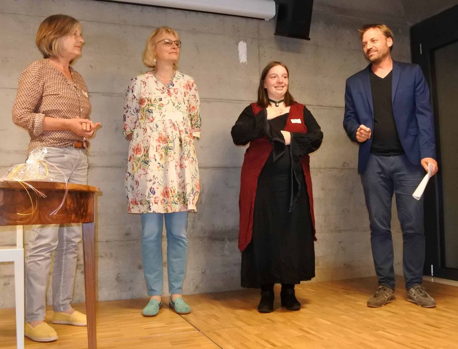 Die Jury der Kategorie B „Erwachsene“ (von links) mit Buchautorin Verena Beerli, Buchverlegerin Gabi Ferndriger, Siegerin Jessica Gerara und Buchautor und Schauspieler Daniel Metzger