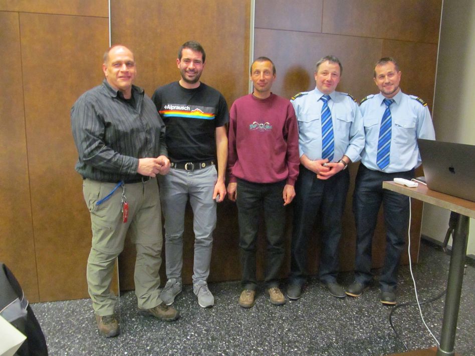 Die austretenden (v.links) Martin Bäbler (21DJ) kant. Feuerwehrinspektor, Dario Baumgartner (11DJ), Röbi Fischli (31DJ), Alex Hager (33DJ), Patrick Landolt, Kdt.