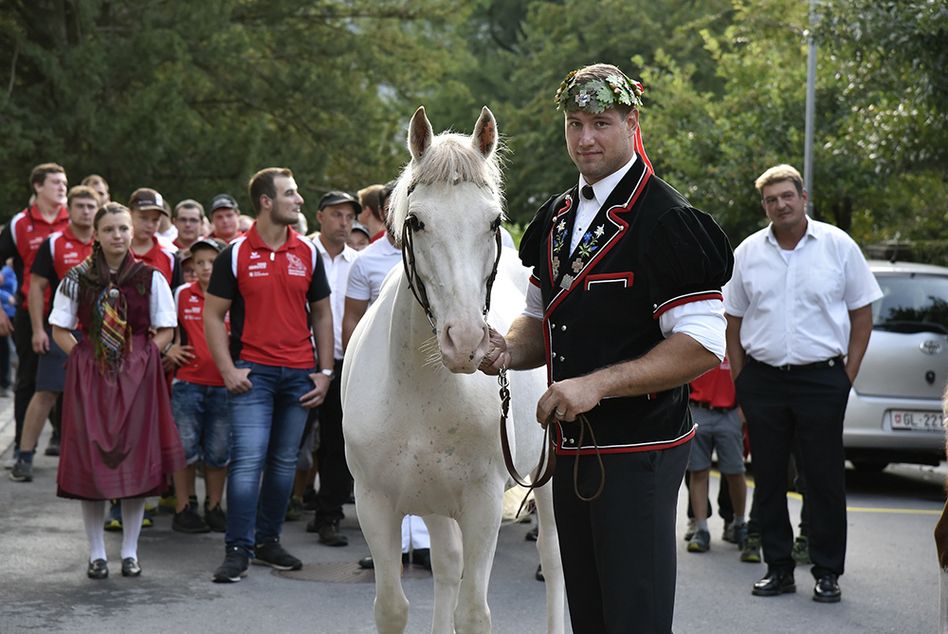 Schwinger Roger Rychen kommt mit seinem zweiten Kranz und einem Pferd vom Eidgenössischen Älpler- und Schwingfest in Zug zurück. (Bild: jheer)