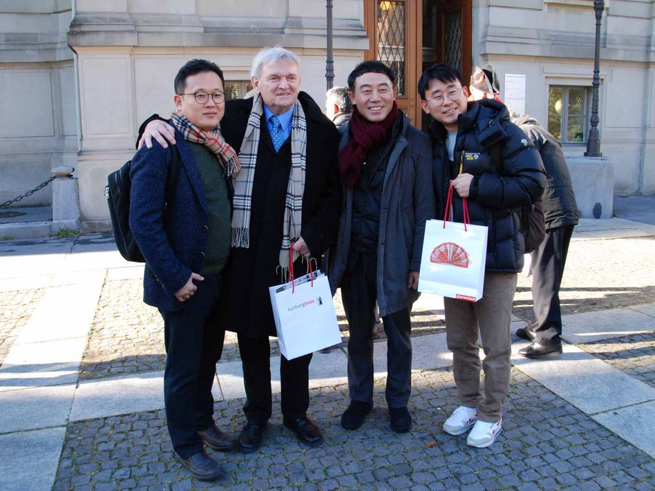 Fridolin Hauser verabschiedet sich von seinen südkoreanischen Freunden