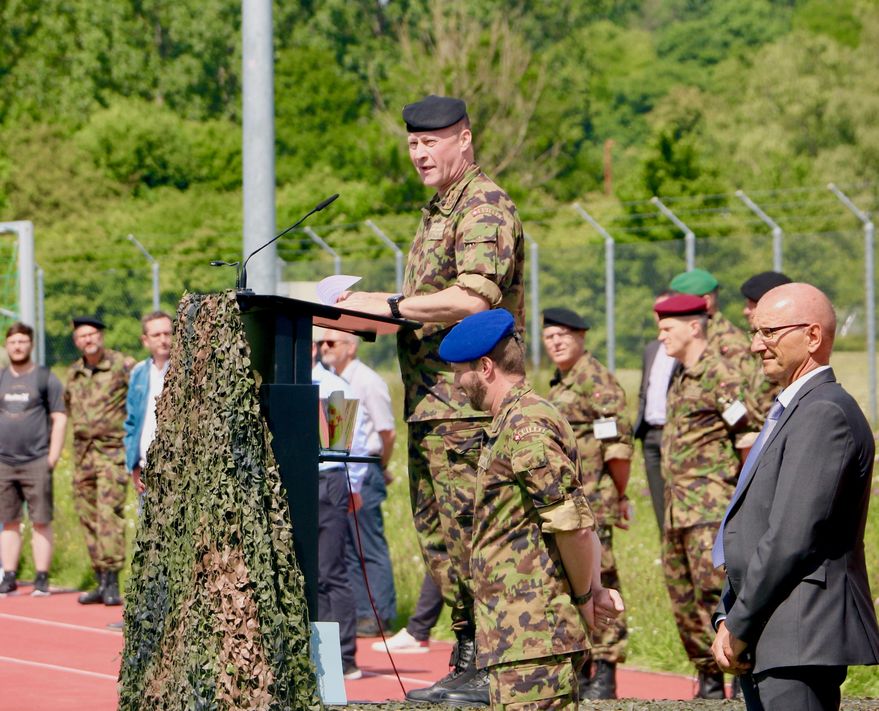 Divisionär Willy Brülisauer dankt den Armeeangehörigen für ihren Einsatz.
