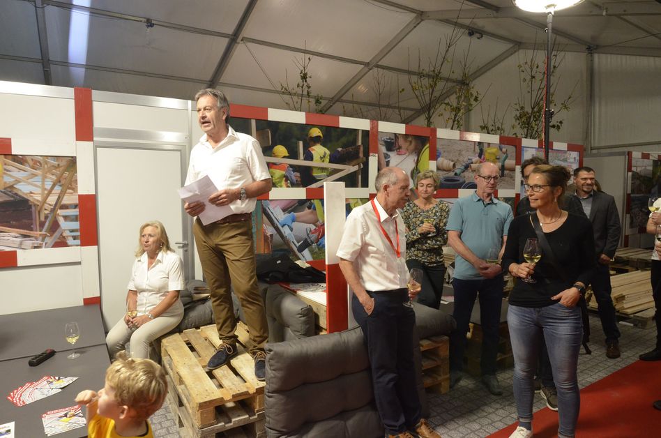 Der Baumeisterverband an der Glarner Messe. Präsident Hannes Schiesser begrüsst die Gäste am Stand mit einer Kinderbaustelle (Bilder: j.huber)