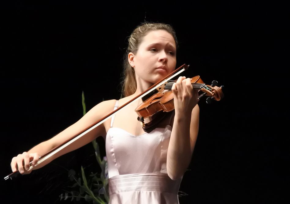 Anna Schultsz – eine Musikstudentin verzauberte die Glarner mit ihrer Violine (Bilder: hasp)