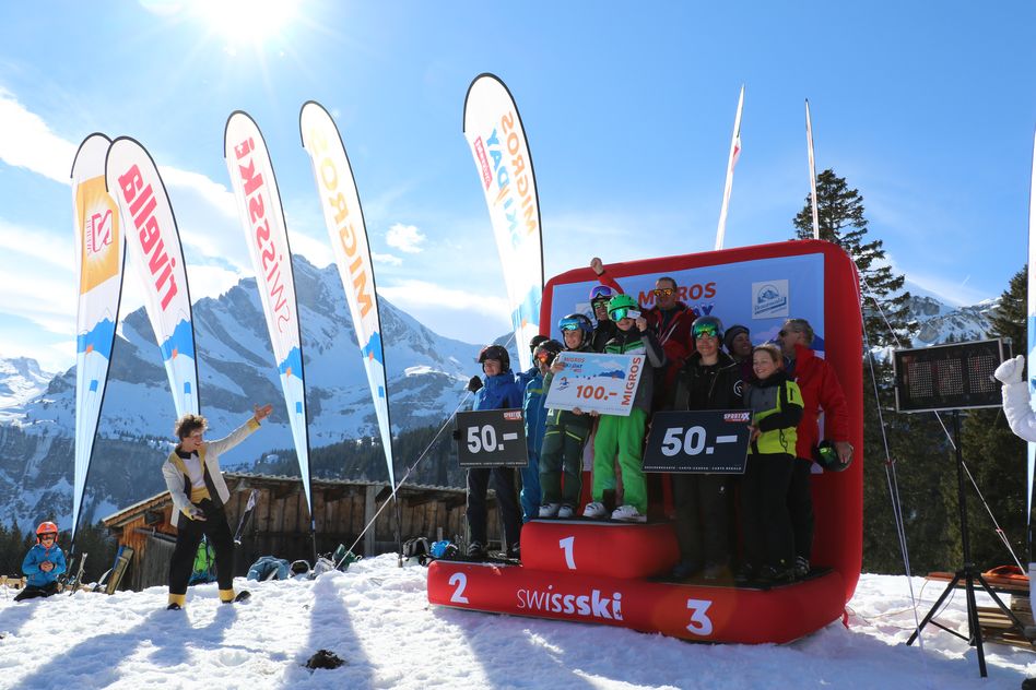 Glückliche Gewinner des Migros Ski Day 2022 (Foto: VISIT Glarnerland / Gabriela Heer)