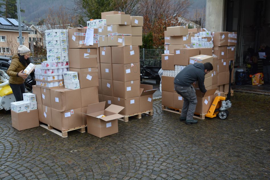 Über 4 Tonnen werden jedes Jahr durch das SRK Glarus verteilt (Bild Willi Baumgartner)