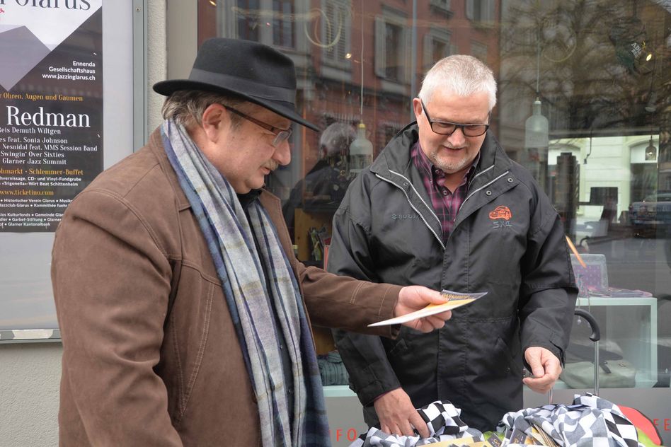 Martin C. Mächler, Glarner Schriftsteller, (links) zieht eine Gewinnerkarte und übergibt diese an Karl Flammer, PR-Verantwortlicher für den AGVS. Bilder: e.huber)