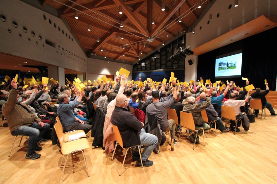 Eine klare Mehrheit der 522 an der Gemeindeversammlung von Glarus Süd anwesenden Stimmbürger/innen will die Schulstandorte erhalten und sanieren, die Steuern erhöhen und den Hochwasserschutz Ennetlinth zurückweisen. (Bilder: e.willi)