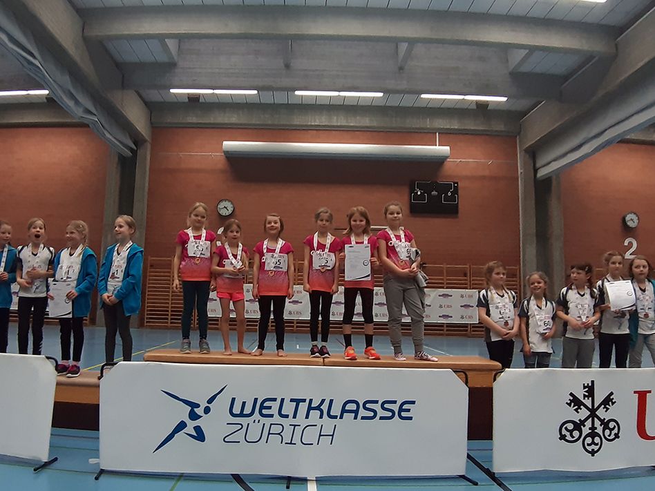 Gold und Bronze für die DTV Niederurnen Jugend am UBS Kidscup-Team in Chur