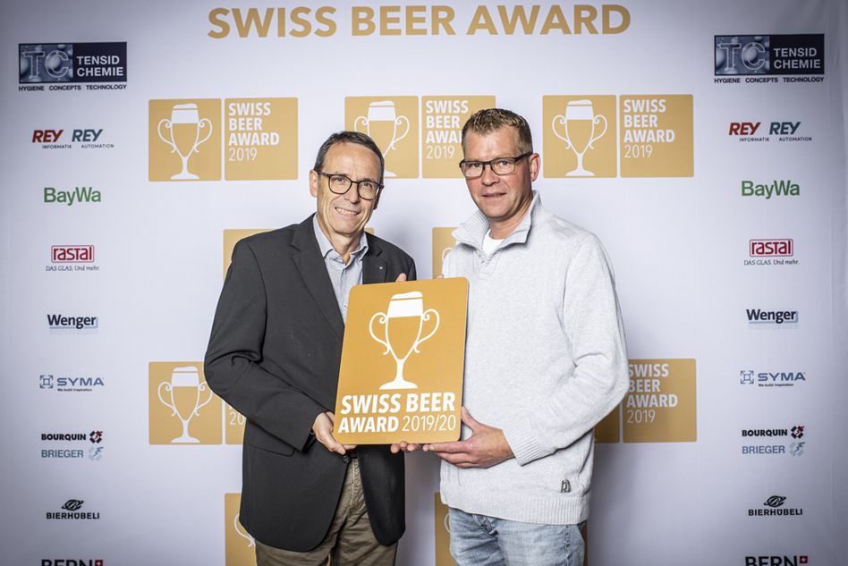 Roland Oeschger (Geschäftsleitung) und Jörg Kambach (Braumeister) nehmen den Swiss Beer Award in Bern entgegen. (Bild: zvg)