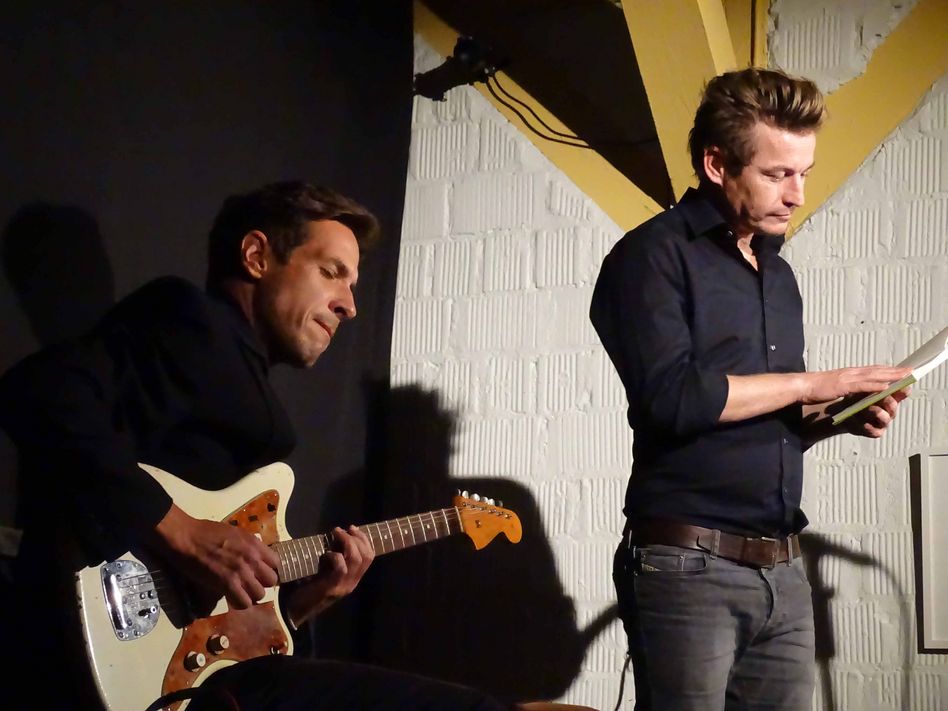 Autor Arno Camenisch (rechts) und Roman Nowka Gitarre (links) (Bilder: p.meier)