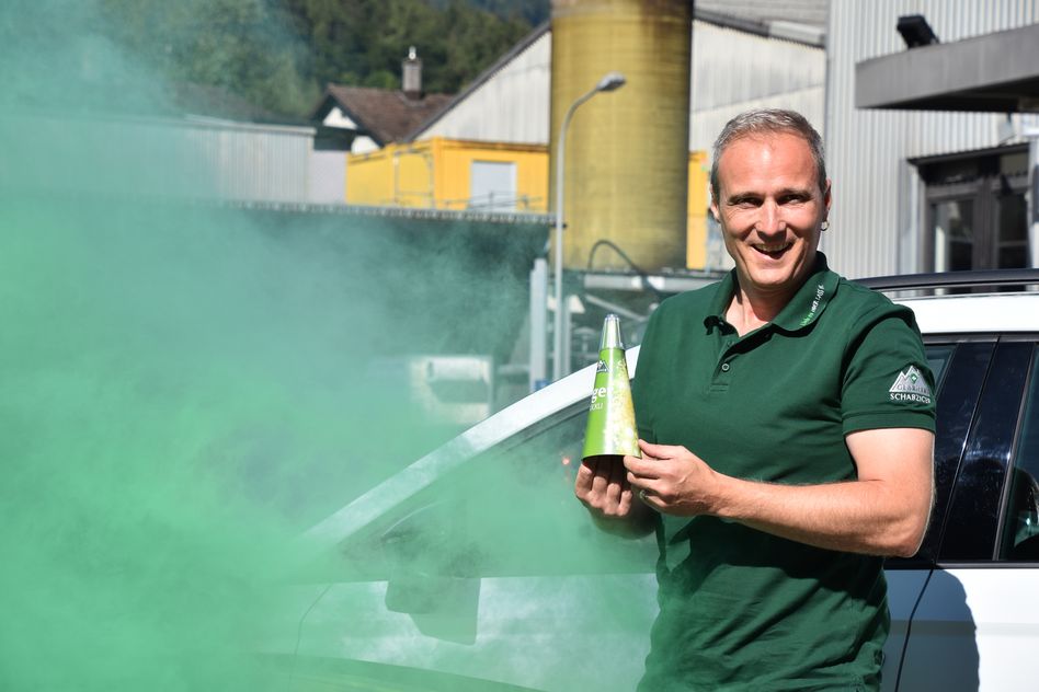 Das neuste Produkt der GESKA AG, ein &quot;Zigerstöckli&quot; zum 1. August, präsentiert von Geschäftsführer Reto Hiestand (Bilder: e.huber)