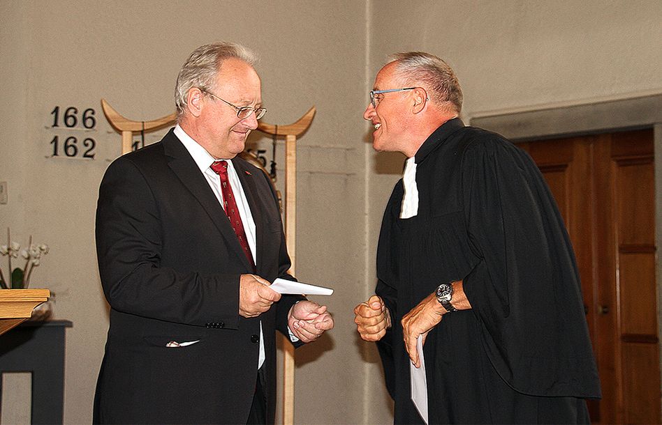 Pfarrer Hans-Walter Hoppensack wird gebührend verabschiedet