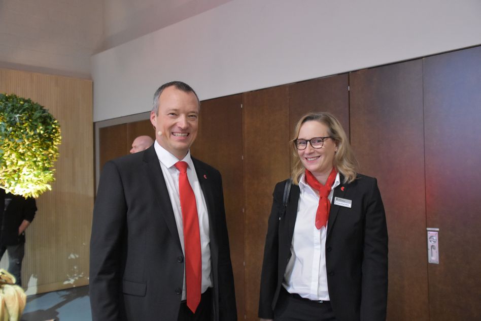Sven Wiederkehr mit Ariane Riedi Wirth, Bereichsleiterin Unternehmenssteuerung und Mitglied der Geschäftsleitung