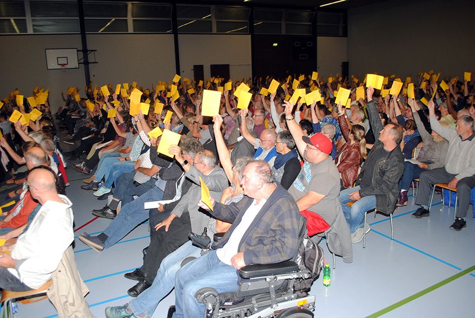 Die Gemeindeversammlung von Glarus Nord zieht bei der Lintharena mit
