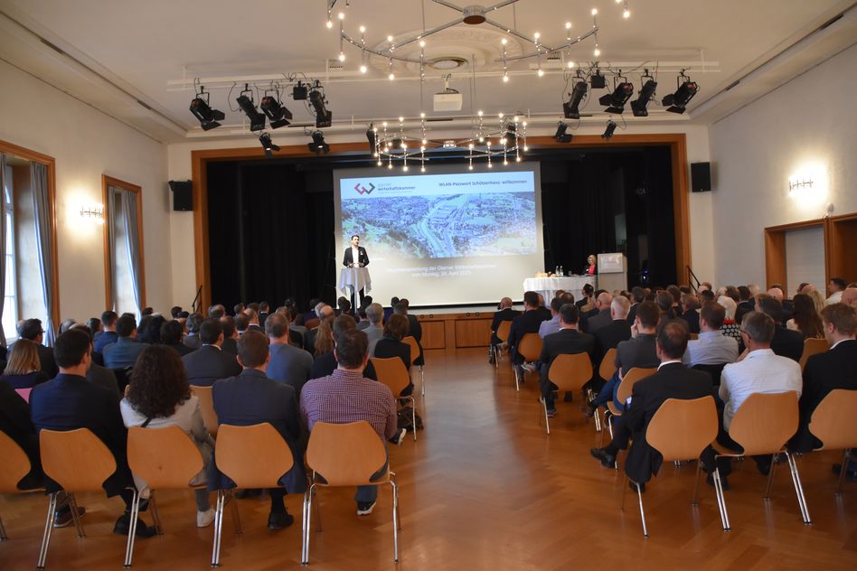 Johannes Läderach, Präsident der Glarner Wirtschaftskammer, begrüsst die zahlreichen Glarner Unternehmer und Gäste zur Hauptversammlung im Schützenhaussaal in Glarus (Bilder: e.huber)