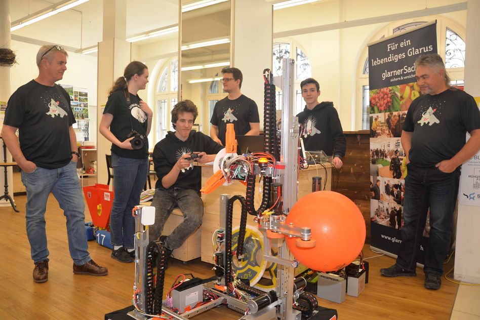 Ein kleiner Teil des 6417 Robotic Teams anlässlich der Präsentation in der Markthalle (Bilder: e.huber)
