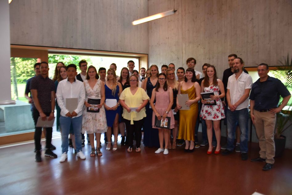 Gruppenbild an der Diplomfeier der Köchinnen und Köchen in der Berufsschule Ziegelbrücke (Bilder: e.huber)