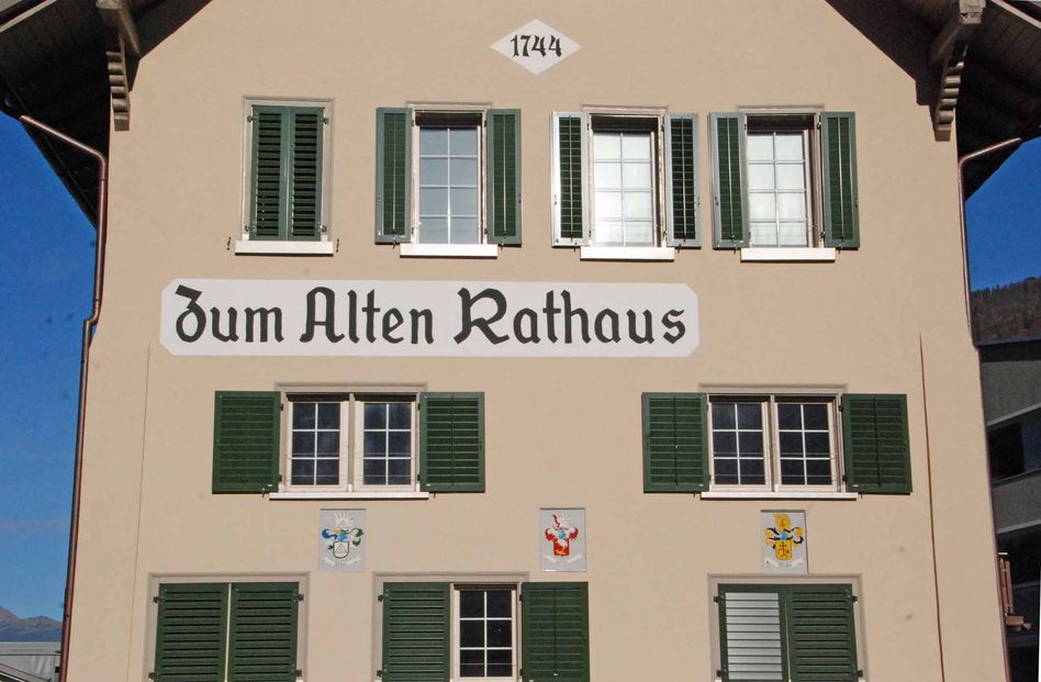 Die drei renovierten Wappen der Stähli, Hösli und Michel vervollständigen die Renovierung des «Alten Rathaus».