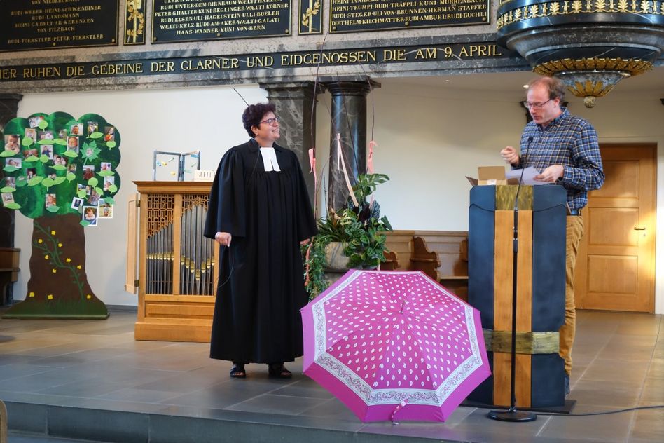Pfarrerin Christina Brüll-Beck mit David Kobel, Präsident Kirchenkreis Glarus Nord.