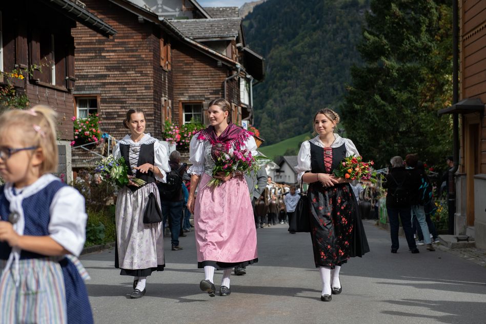 Der 28. Glarner Alpchäs- und Schabziger-Märt findet bereits zum dritten Mal im idyllischen Dorfkern von Elm statt. (Fotos: VISIT Glarnerland / Maya Rhyner)