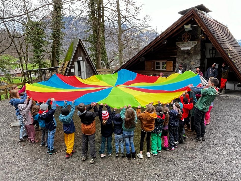 Die Teilnehmenden der Pfadi Windegg mit dem Regenbogentuch (von Yorick Pfändler v/o Yukon)