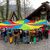 Die Teilnehmenden der Pfadi Windegg mit dem Regenbogentuch (von Yorick Pfändler v/o Yukon)