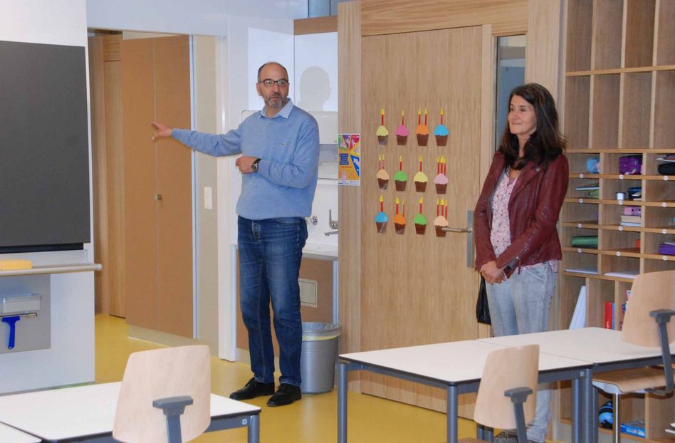 Marin Bilger zeigt den Besprechungsraum für Eltern und Schulkinder, rechts im Bild Schulleiterin Franziska John (Bilder hasp)