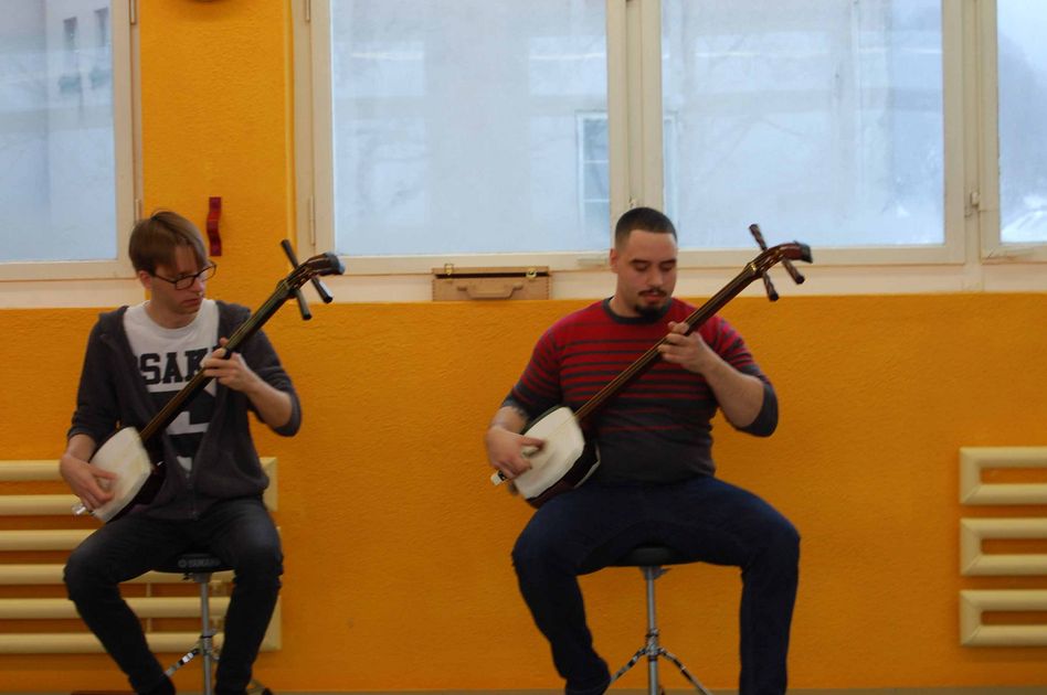 Andreas Tellenbach und Marco Bernasconi mit ihrem Instrument, der Shamisen, eine dreisaitige, gezupfte Langhalslaut