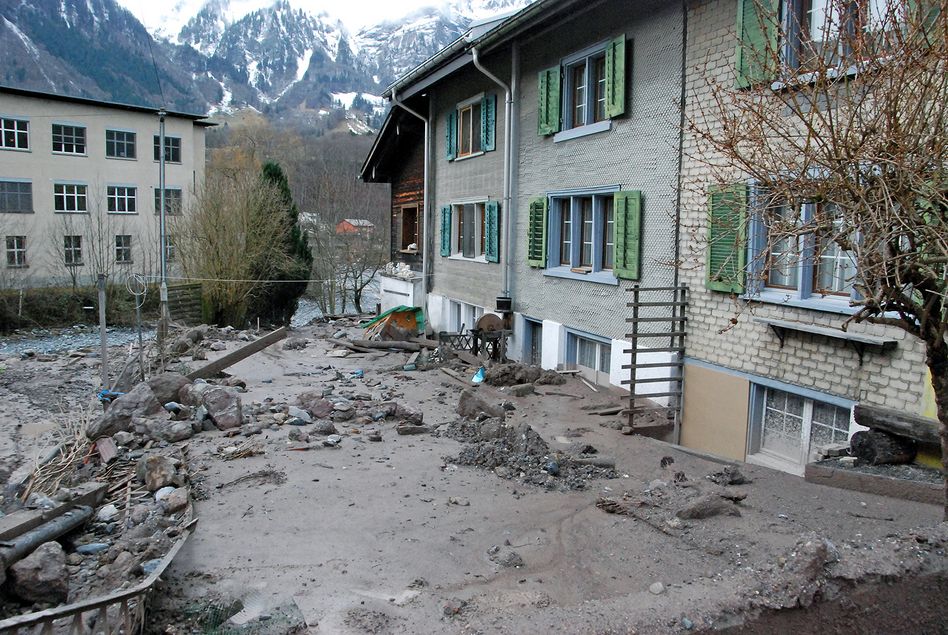 Weitere Impressionen von den Aufräumungsarbeiten des Zivilschutzes des Kantons Glarus