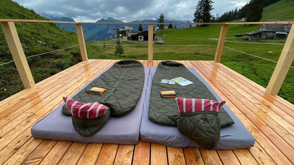 So wie bereits auf der Alp Habergschwänd hoch über dem Walensee sollen bald auch Holzplattformen zum Schlafen unter freiem Himmel in Glarus Süd entstehen • (Foto: Maja Rhyner/Visit Glarnerland)