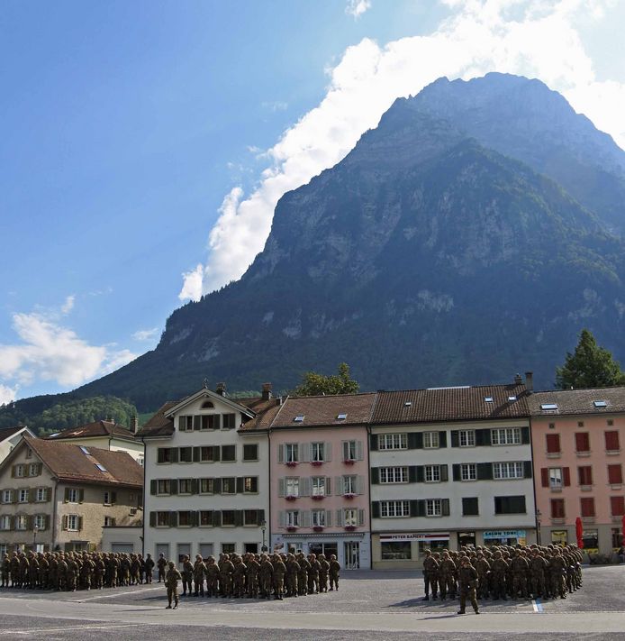 Das Mechanisierte Bataillon 17 auf dem Zaunplatz in Glarus vor der imposanten Kulisse des Vorderglärnisch