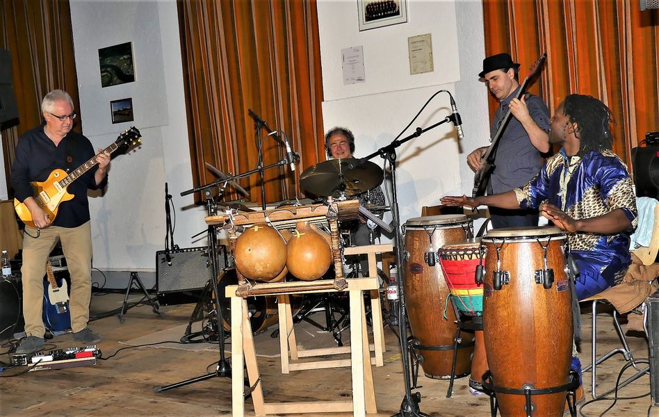 Die Band Agogô bei ihrem Auftritt «Rock in der Burgmaschine» vom Kulturforum Brandluft (Bilder: zvg)