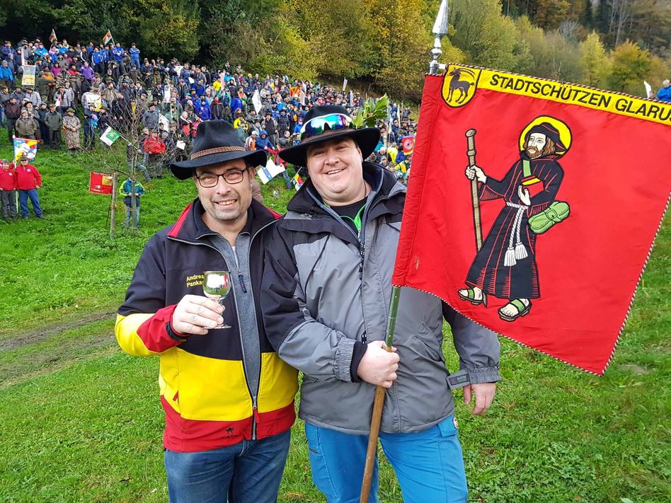 Silvio Freitag begleitete Andreas Pankasz mit dem Banner zur Preisübergabe (Bilder: s.ruoss)