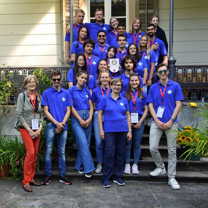 Impressionen vom Rotary Camp mit 20 Jugendlichen aus der ganzen Welt im Garten der Viila Landhaus in Mollis