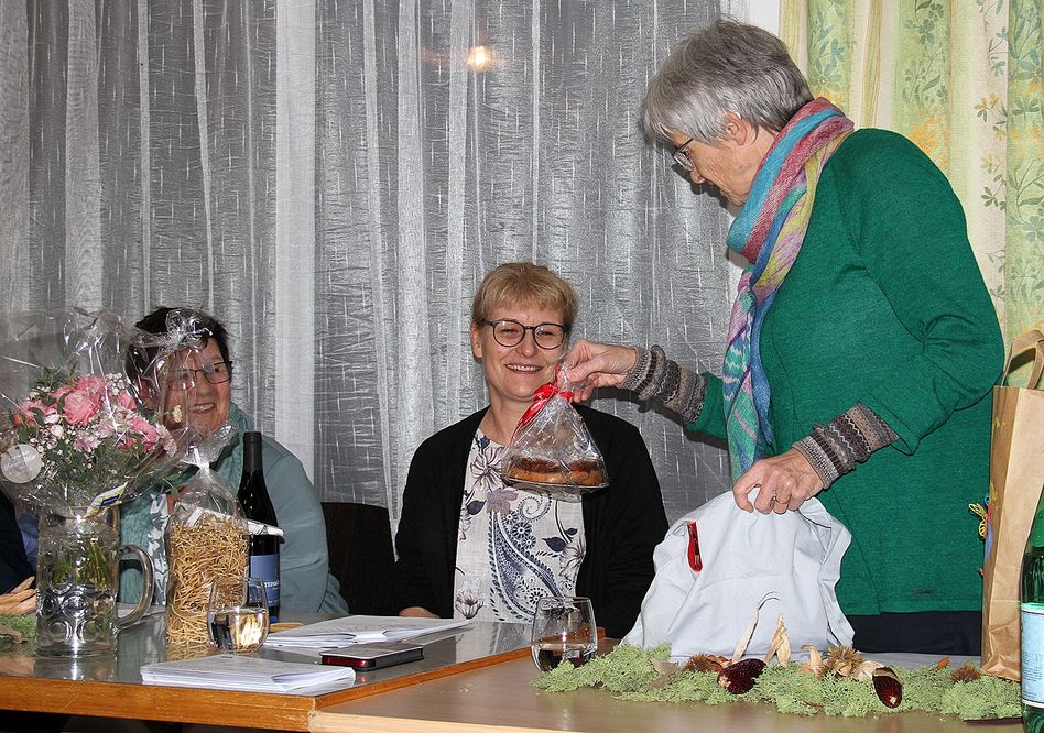 Dank für die grosse Arbeit: Präsidentin Dolores Stüssi (Mitte) wird von Aktuarin Heidi Horat beschenkt