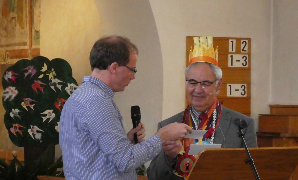 David Kobelt und Walter Schaub: Mit Orden und Krone wurde dem scheidenden Präsidenten für seine grosse Arbeit für die Kirchgemeinde gedankt.